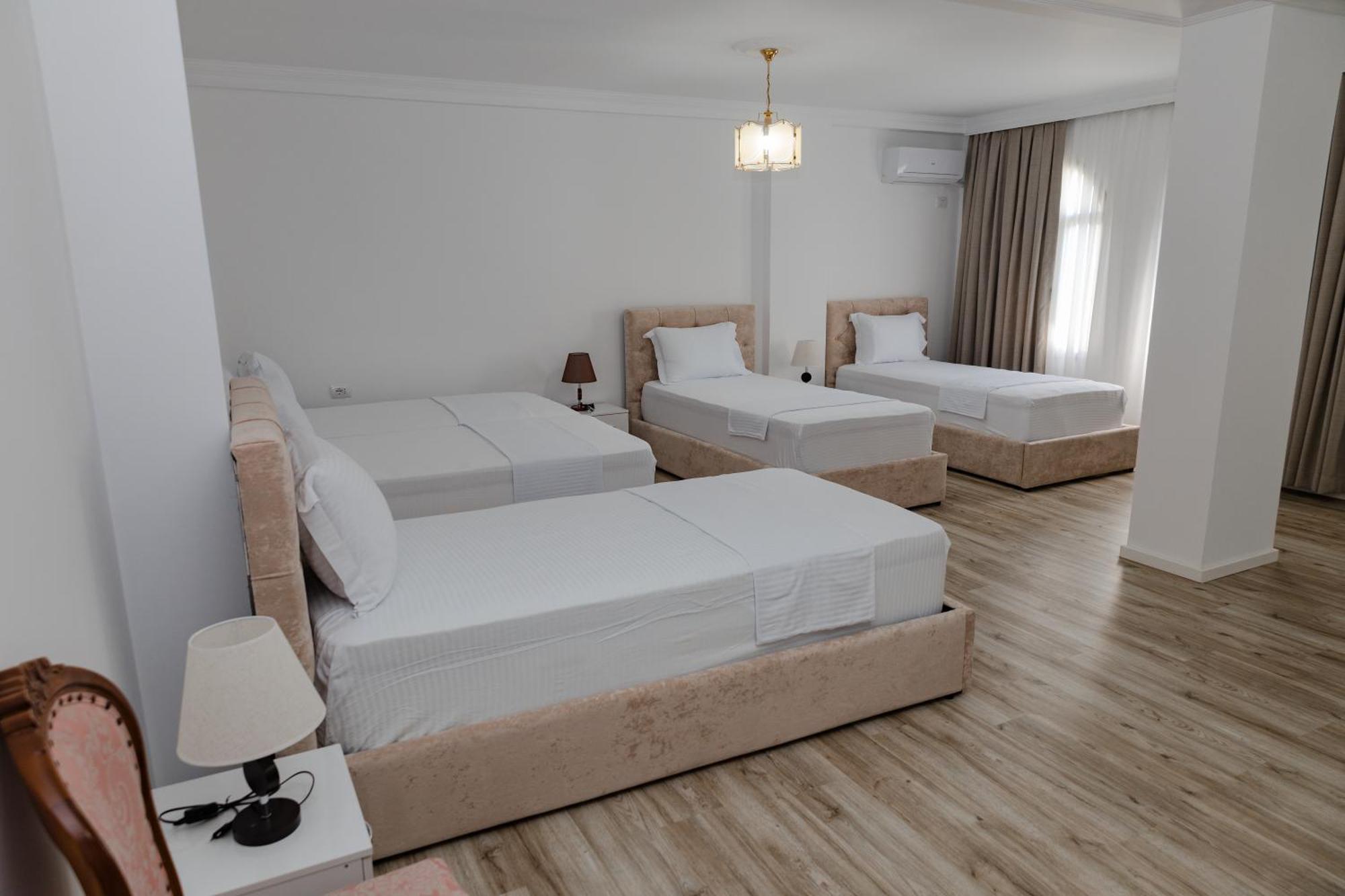 Riviera Hotel-City Center Vlorë Exteriör bild
