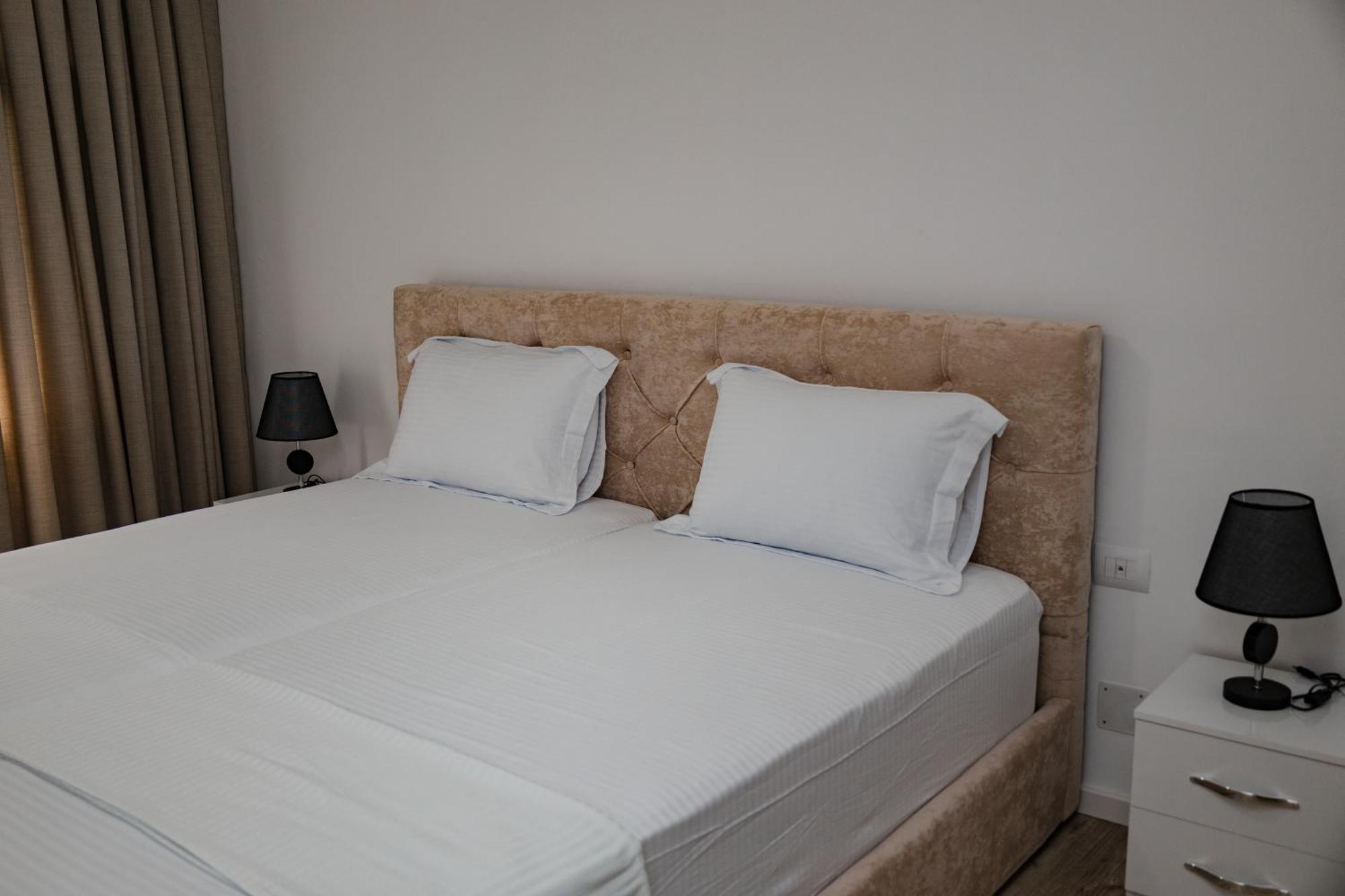 Riviera Hotel-City Center Vlorë Exteriör bild