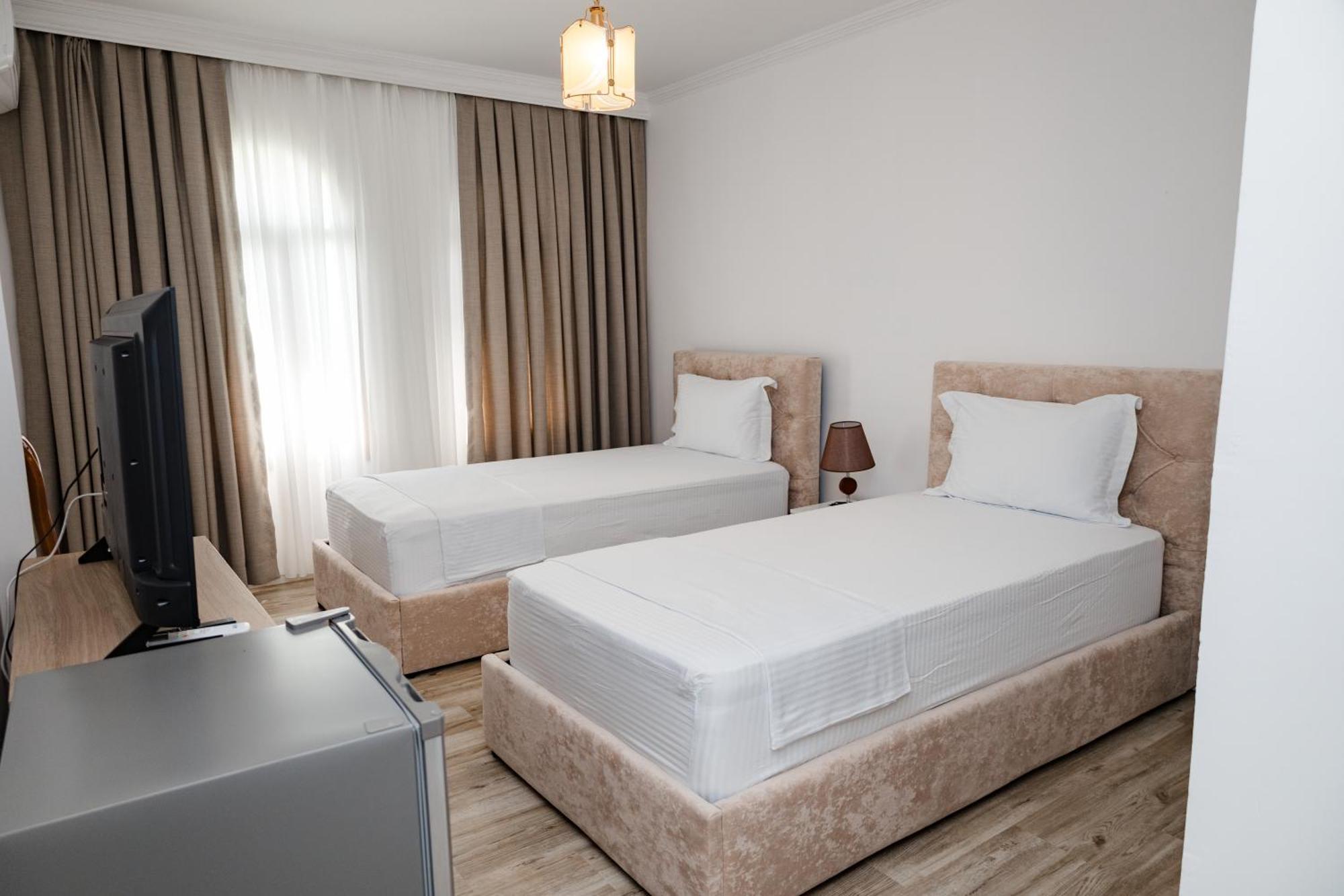 Riviera Hotel-City Center Vlorë Exteriör bild